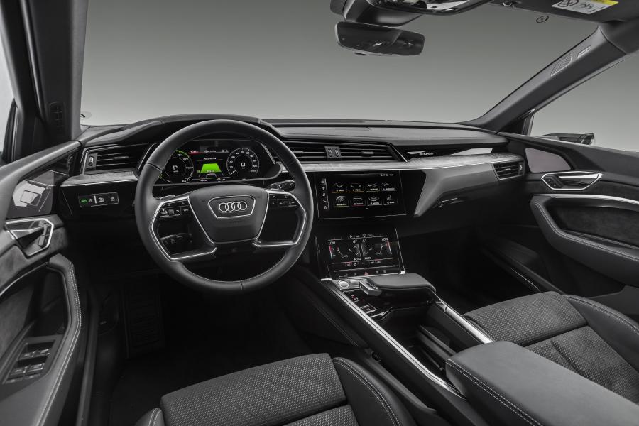 Торпедо Audi e-tron 55 Quattro S-Line 2020 года  (LA) (фото 22 из 36)